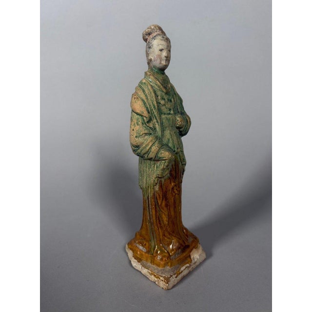Sculpture of a Mingqi servant, China, Ming Dynasty (1368-1644) For Sale - Image 4 of 6
