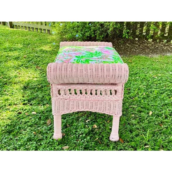 1970s 1970s Hollywood Regency Pink Wicker Vanity Stool & Matching Pillow Set – Tailored Lilly Pulitzer "On Parade" Cushion For Sale - Image 5 of 12