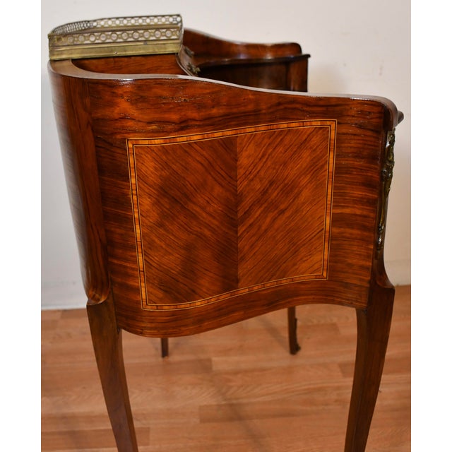 1900s Antique French Louis XV Walnut Inlaid Ladies Writing Desk / Bonheur-Du-Jour For Sale - Image 17 of 17