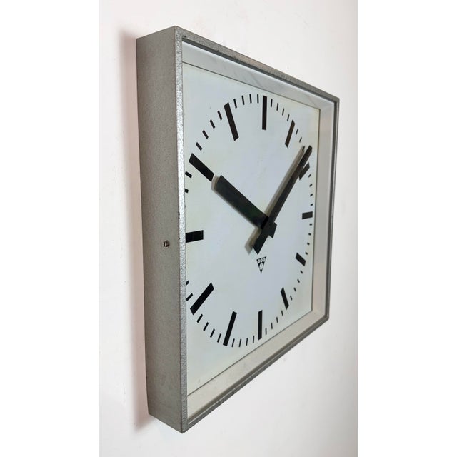 1970s Large Grey Square Wall Clock from Pragotron, 1970s For Sale - Image 5 of 18