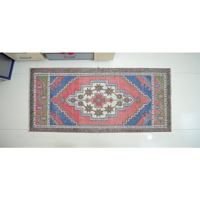 This charming 1970s hand-knotted rug was woven in the Taşpınar region of Central Anatolia — a village known for its vivid...