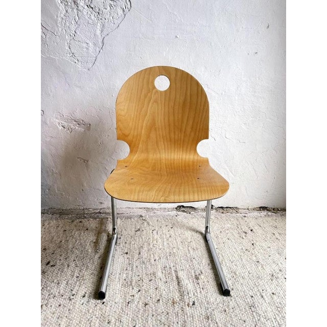 There is a quiet clarity to this chair — a balance between functionality and form that defines much of late 20th-century...