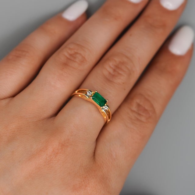 0.65 Carat Emerald 14k Gold Two Row Open Gap Band Ring, Size 7 For Sale In Miami - Image 6 of 11