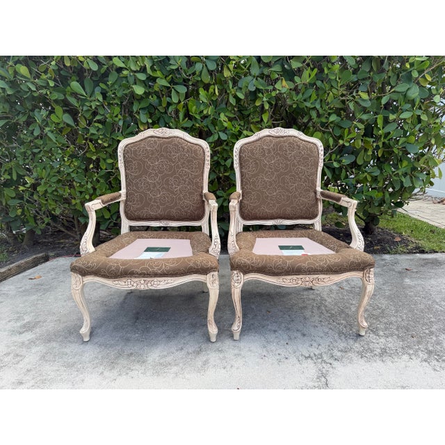 Vintage Fairfield Louis XV Style Painted Bergere Lounge Chairs, Pair For Sale - Image 10 of 14