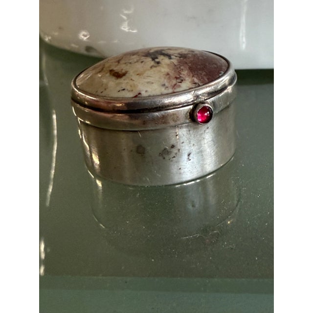 Traditional Beautiful Birmingham 1912 Sterling Silver, Agate & Cabochon Ruby? Pill Box For Sale - Image 3 of 12