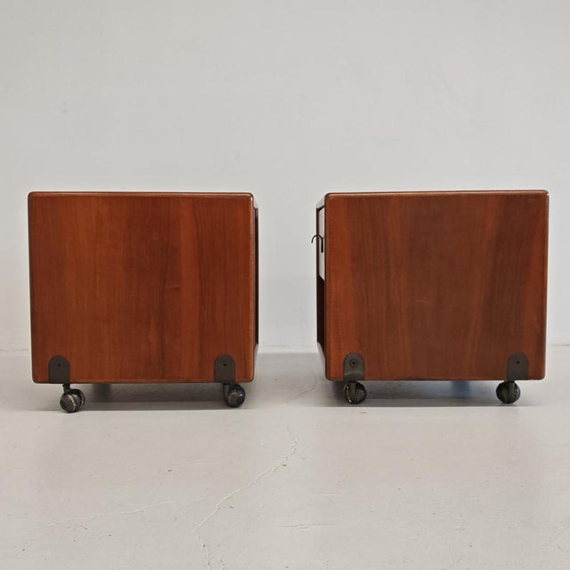 Vintage Walnut Bedside Tables with Casters by Fabio Lenci for Bernini, 1970s, Set of 2 For Sale - Image 10 of 18