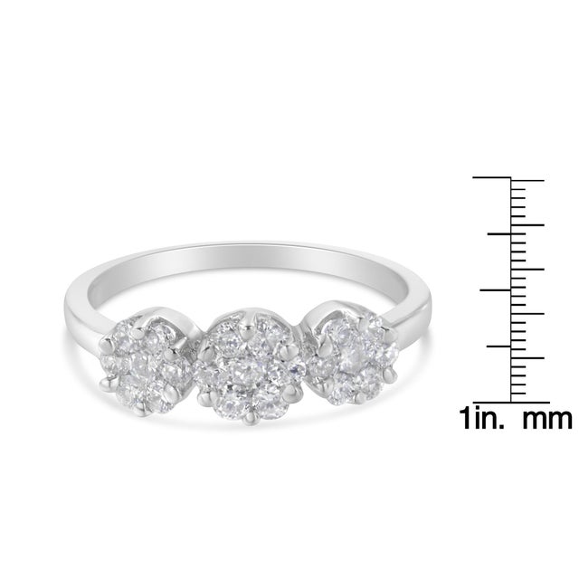 Metal 14K White Gold Three-Stone Cluster Diamond Ring (0.7 Cttw, H-I Color, SI2-I1 Clarity) - Size 7 For Sale - Image 7 of 7