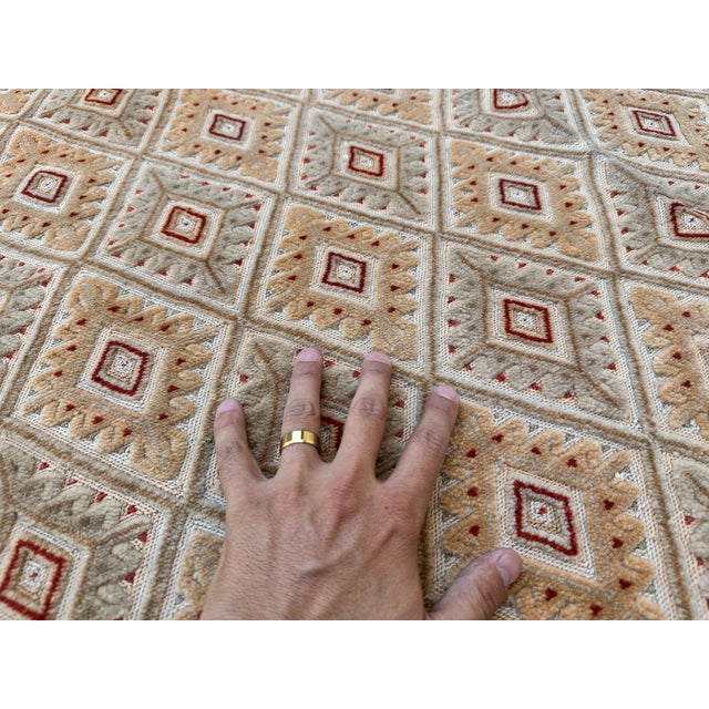 Ivory Taimani Diamond Lattice Hand-Knotted Wool Rug - 6'5" X 5'0" For Sale - Image 8 of 13
