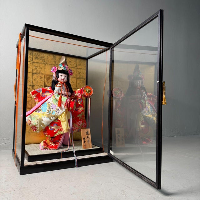 Contemporary Japanese Dōjōji Hina-Ningyō in Glass Display, 1970s For Sale - Image 3 of 10