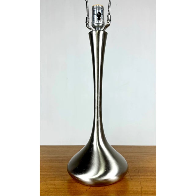 Silver Mid Century Modernist Brushed Silver Metal Tulip Table Lamp by Laurel For Sale - Image 8 of 13