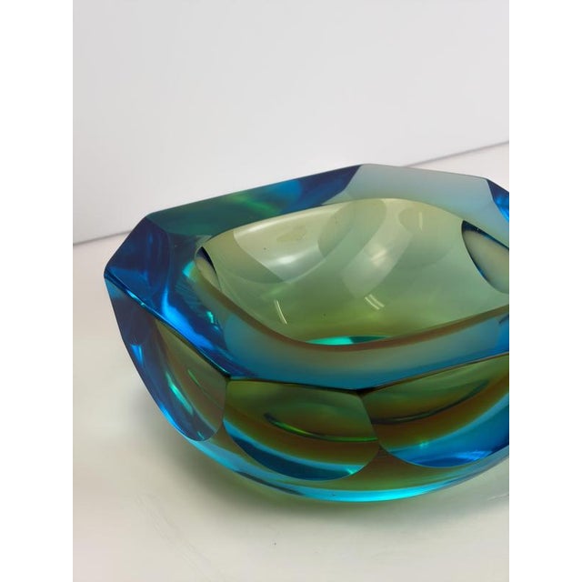 This 1960s Murano Sommerso glass bowl combines vivid azure blue and chartreuse green within a substantial faceted...