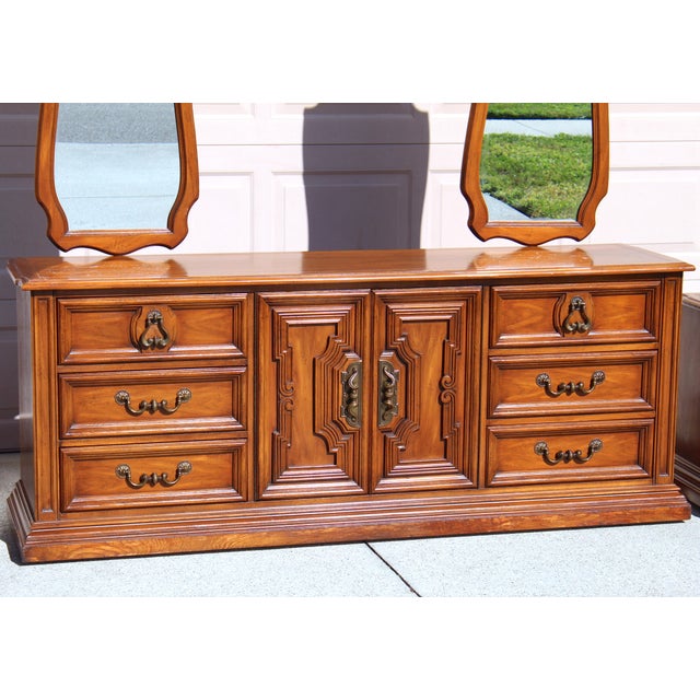 1970s 1970s White Fine Furniture Solid Wood Dresser With Two Mirrors & Matching Nightstands - Mid-Century Carved Walnut Bedroom Set For Sale - Image 5 of 18