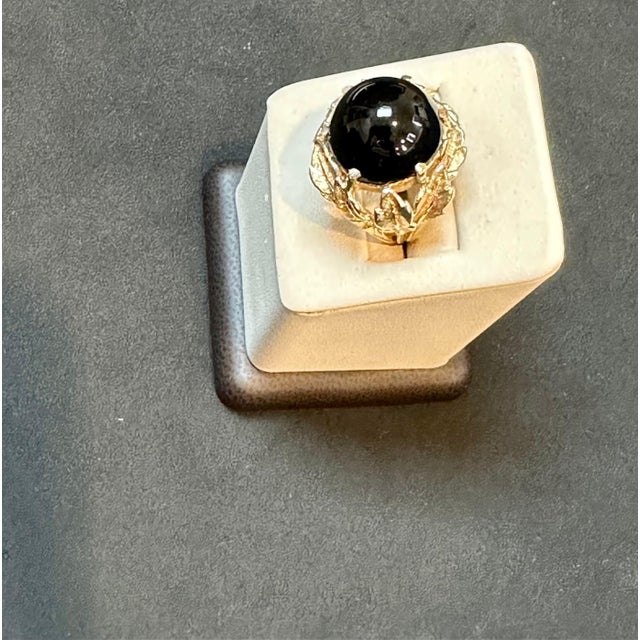 Black 10 Carat Round Black Onyx Unisex Ring 14 Karat Yellow Gold Size 5.75 For Sale - Image 8 of 18