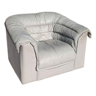 Late 20th Century Natuzzi Italian Leather Lounge Chair in Light Gray, Mid-Century, Postmodern For Sale