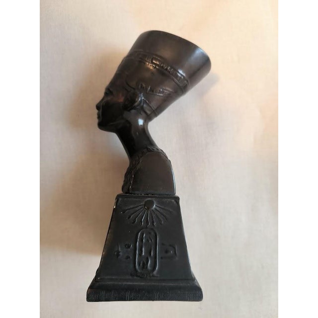 "Queen Nefertiti" 1930s - Bronze H 20 cm Nefertiti had followed her husband, whose disturbing physiognomy has fascinated...