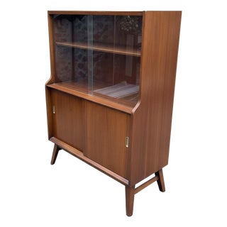 Mid-Century Modern Display Cabinet in Walnut For Sale
