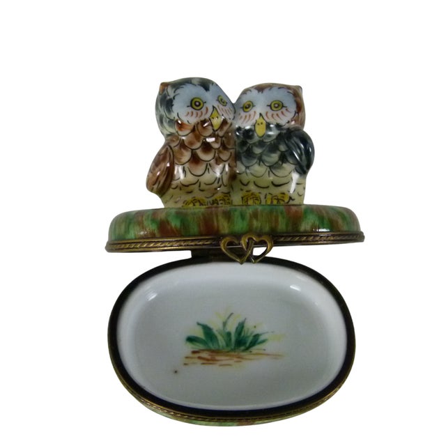 Limoges France Peint Main Porcelain Two Owls Trinket Box | Hand-Painted | Twin Heart Clasp For Sale In Atlanta - Image 6 of 11