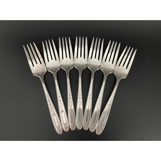 A nice set of seven silverplate individual salad forks in the Grosvenor pattern by Oneida Community. Designed by Grosvenor...