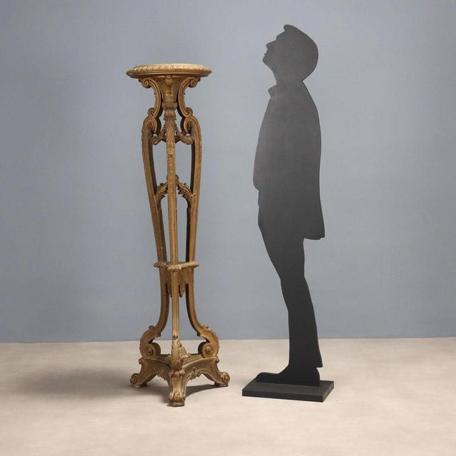 Large tripod vase holder in carved and gilded wood. Leaf carvings, scrolls, festoons, and curls. Small losses. Italy,...