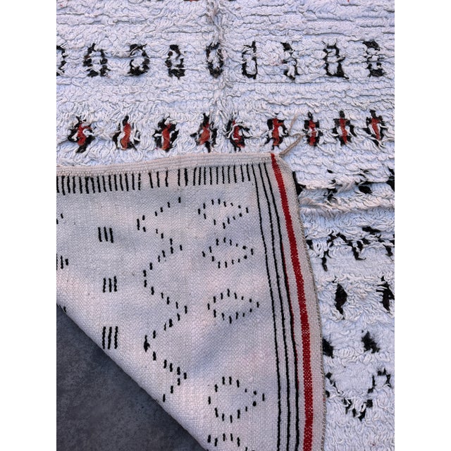 White 1980s Vintage White Moroccan Rug - 5'3" X 9'3" Ft For Sale - Image 8 of 10