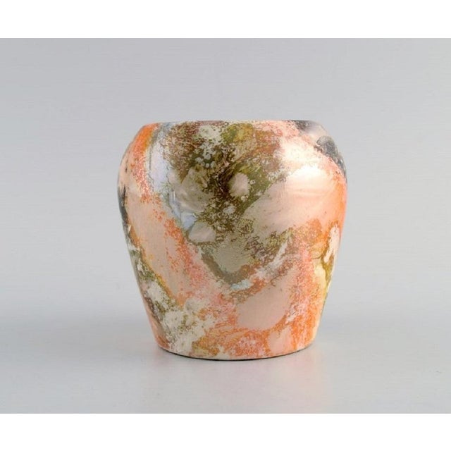 Arabia, Finland. Art Deco vase in glazed faience. Beautiful marbled glaze. 1920/30s. Measures: 11 x 10.5 cm. In excellent...
