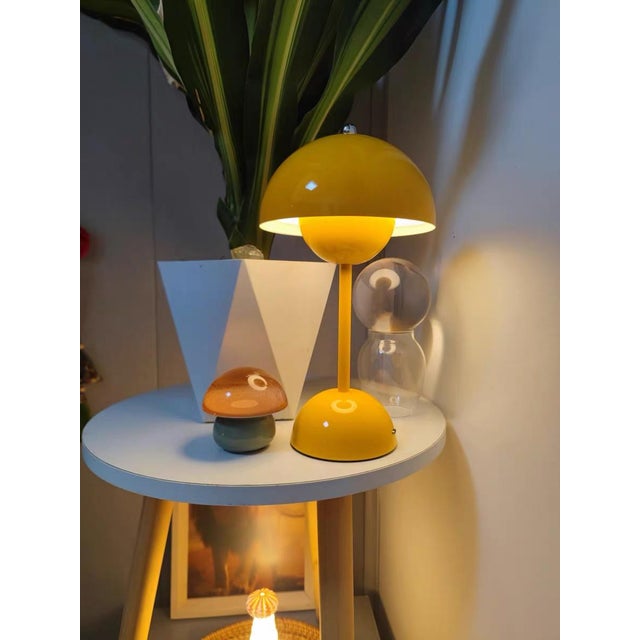The shade is in a plump bud shape (glossy metal texture), the lamp body transitions with a spherical connection +...
