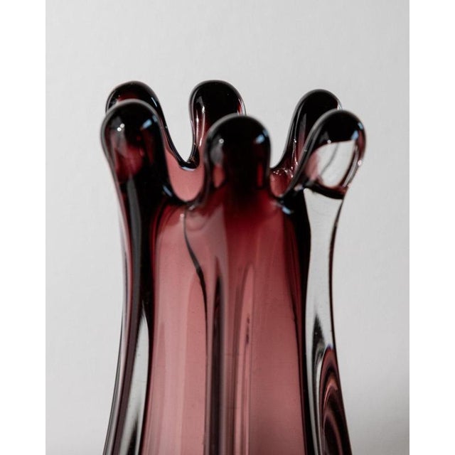 This large vintage Murano glass vase from the 1960s is a beautiful example of handcrafted Italian art glass. Hand blown in...