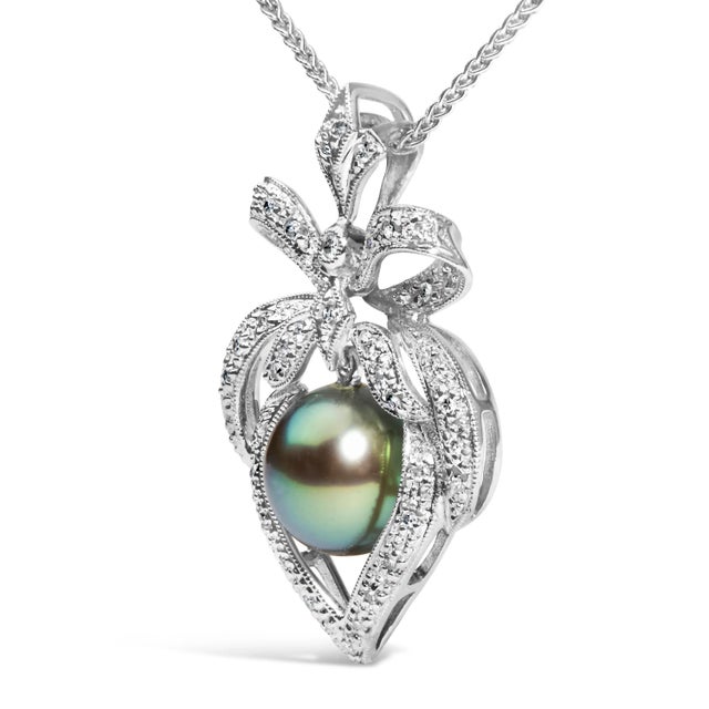 Contemporary 18K 3/4 Cttw Diamond and 12.5 MM Cultured Black Tahitian Pearl Heart Pendant Necklace (G-H Color, SI For Sale - Image 3 of 5