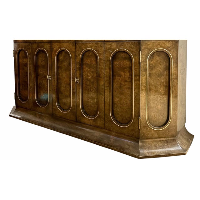 William Doezema 1970s Vintage Mastercraft William Doezema Burled Amboyna Wood and Brass Lighted Curio Display Cabinet For Sale - Image 4 of 6