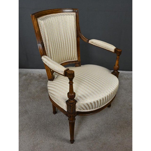 Louis XVI Cabriolet Chair in Beechwood, 1700s For Sale - Image 9 of 18