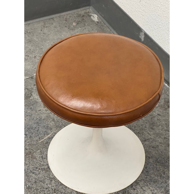 Brown Eero Saarinen Tulip Stool, Mid 20th Century. For Sale - Image 8 of 12