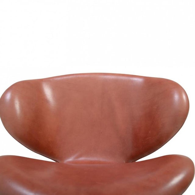Animal Skin Vintage Swan Chair in Red Patinated Leather by Arne Jacobsen, 1960s For Sale - Image 7 of 13