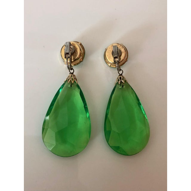 1970s Kelly Green Crystal and Lucite Dangle Earrings, A Pair For Sale - Image 4 of 6