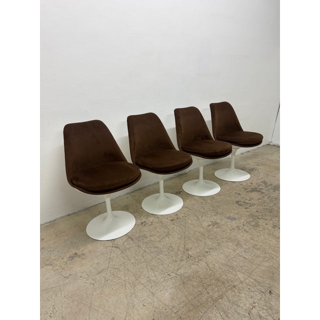 Mid-Century Modern Eero Saarinen Fully Upholstered Tulip Side Chairs for Knoll - Set of Four For Sale - Image 3 of 17