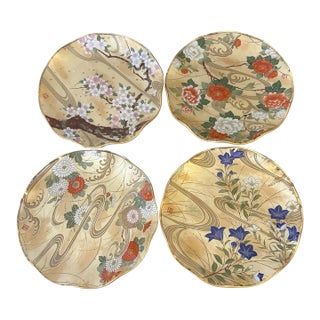Late 20th Century Japanese Floral Chinoiserie Style Glass Plates With Gold Rims and Scalloped Edges - Set of 4 For Sale