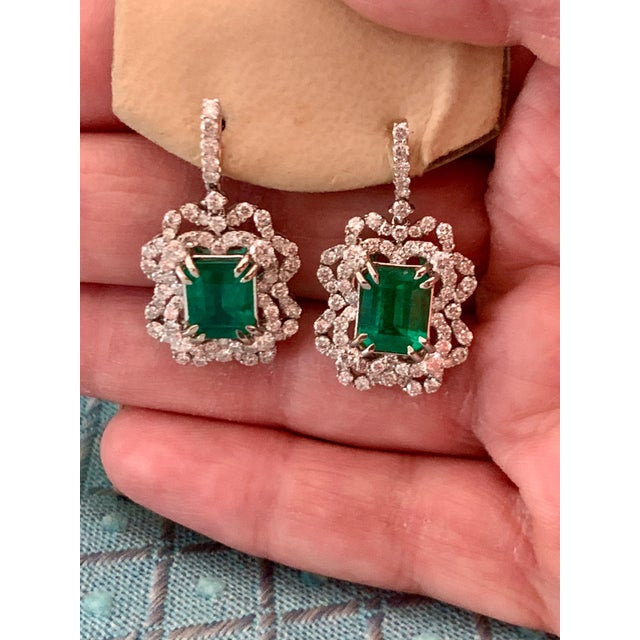 Contemporary 7 Carat Colombian Emerald Cut Emerald Diamond Hanging/Drop Earrings 18Karat Gold For Sale - Image 3 of 18