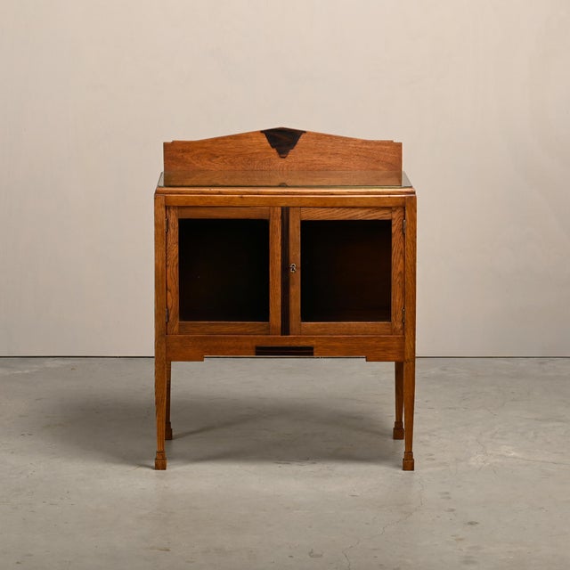 Art Deco Amsterdam School Display Cabinet in Oak, Netherlands, 1930 For Sale - Image 3 of 18