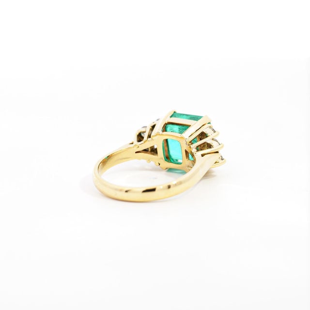 2020s Gia Certified 4 Carat Colombian Minor Oil Emerald & Diamond Engagement Ring, Size 6.75 For Sale - Image 5 of 8