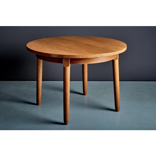 Round Oak Dining Table in the style of Hans Wegner, Denmark, 1960s For Sale - Image 3 of 10