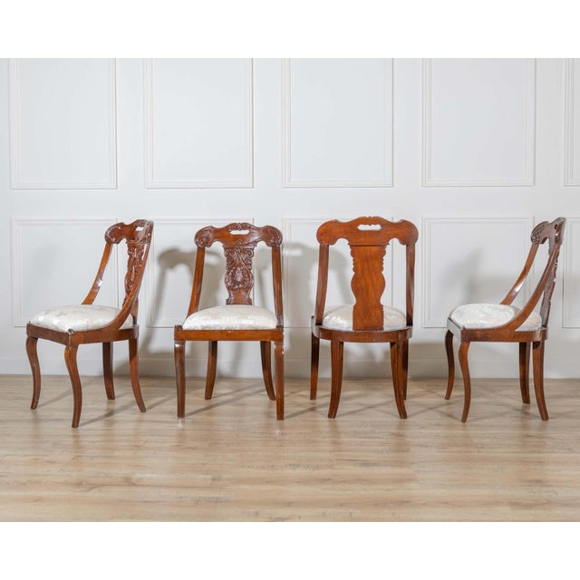Set of Four 19th-Century Lombard Gondola Chairs in Carved Walnut For Sale In Atlanta - Image 6 of 13