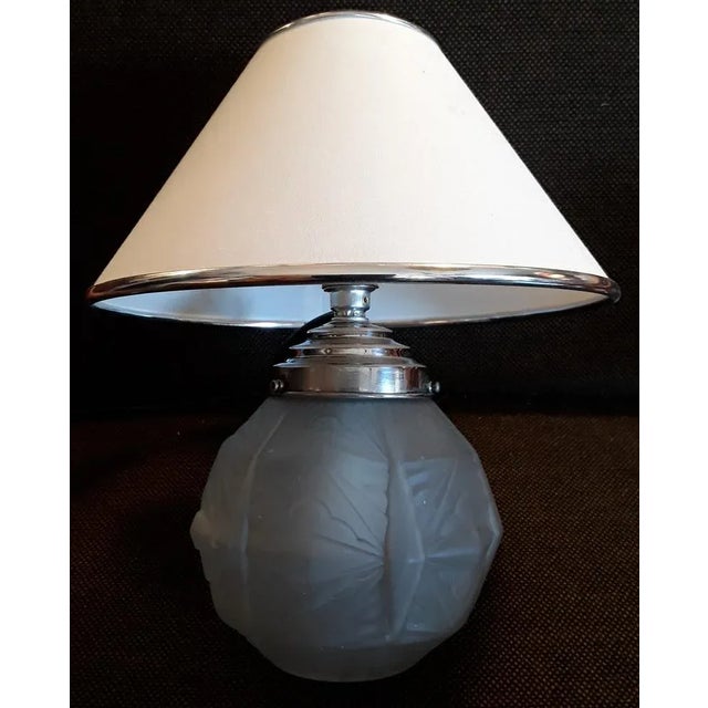 1930s Art Deco French Matted Glass Shade Table Lamp with Chrome Plated Metal Assembly and Cream -Colored Fabric Screen, 1930s For Sale - Image 5 of 5