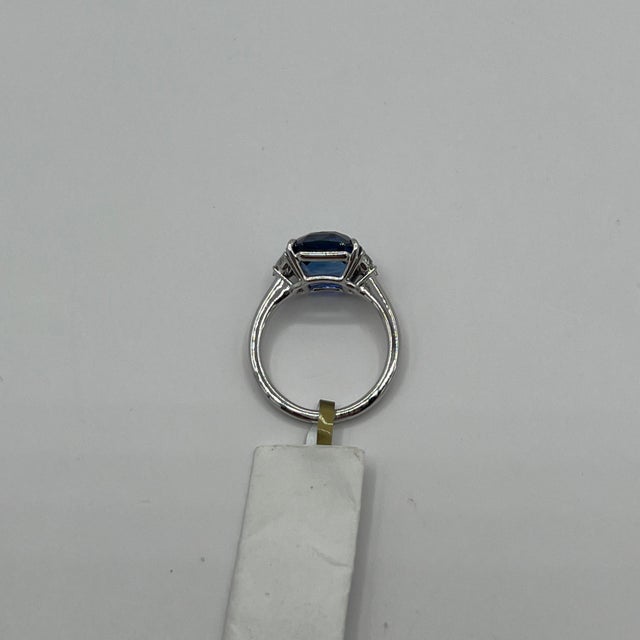 2020s 7 Carat Blue Sapphire Radiant & Cadillac Diamond 3 Stone Ring in 18k White Gold, Size 6.75 For Sale - Image 5 of 8