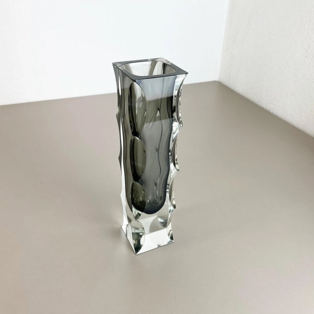 Large Mandruzzato Faceted Glass Sommerso Vase, Murano, Italy 1970s For Sale - Image 3 of 18