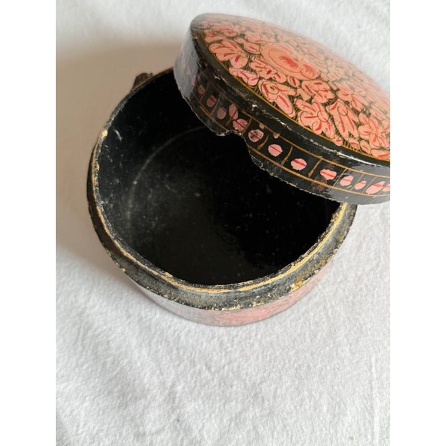 Vintage 1970s Kashmiri Papier Mâché Floral Trinket Box Black Pink and Gold For Sale - Image 10 of 11