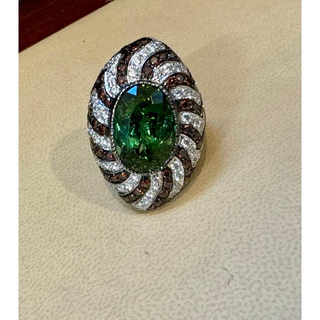 2010s 10Ct Green Tourmaline & 4.2 Ct Diamond Zigzag Cocktail Ring 18 Kt White Gold 6.5 For Sale - Image 5 of 18