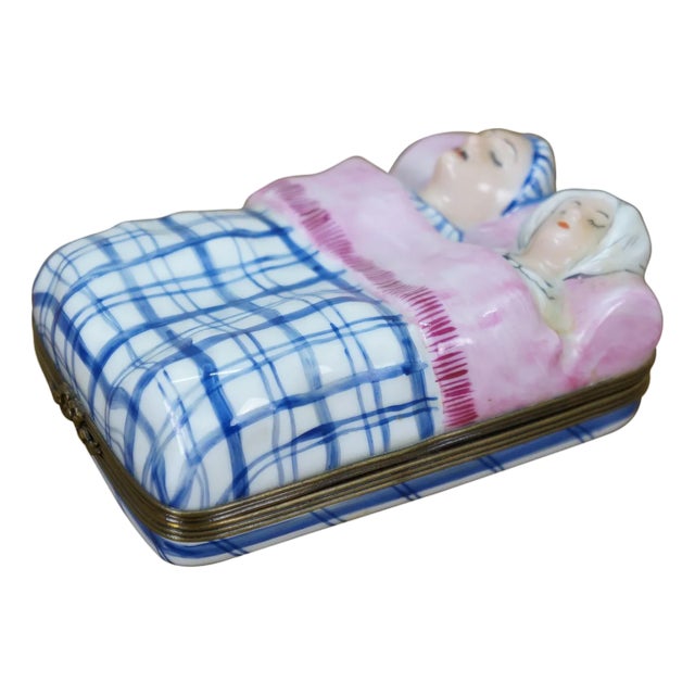 Late 20th Century Parry Vieille Limoges France Peint Main Marriage Bed Trinket Keepsake Box 4" For Sale
