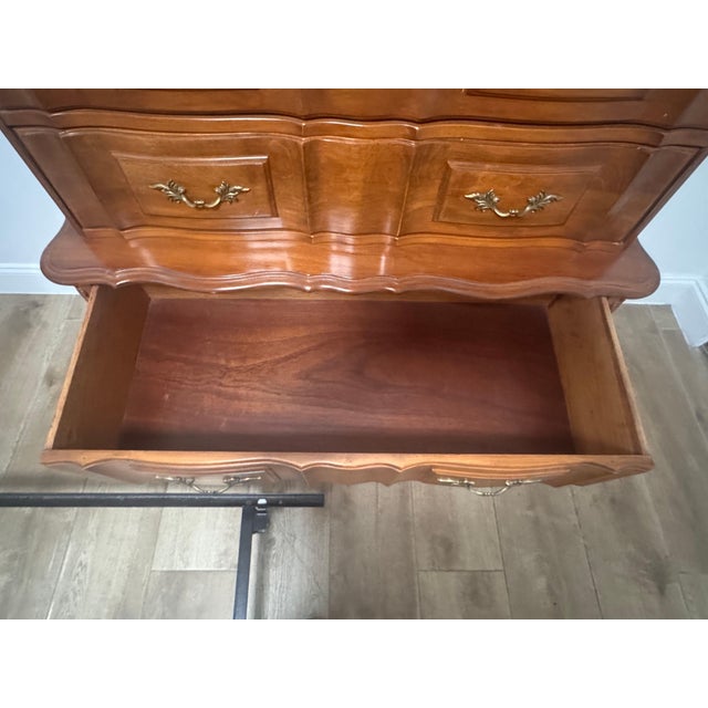 French Provincial Tallboy Dresser Chest of Drawers, C. 1960s–1970s For Sale In Miami - Image 6 of 13