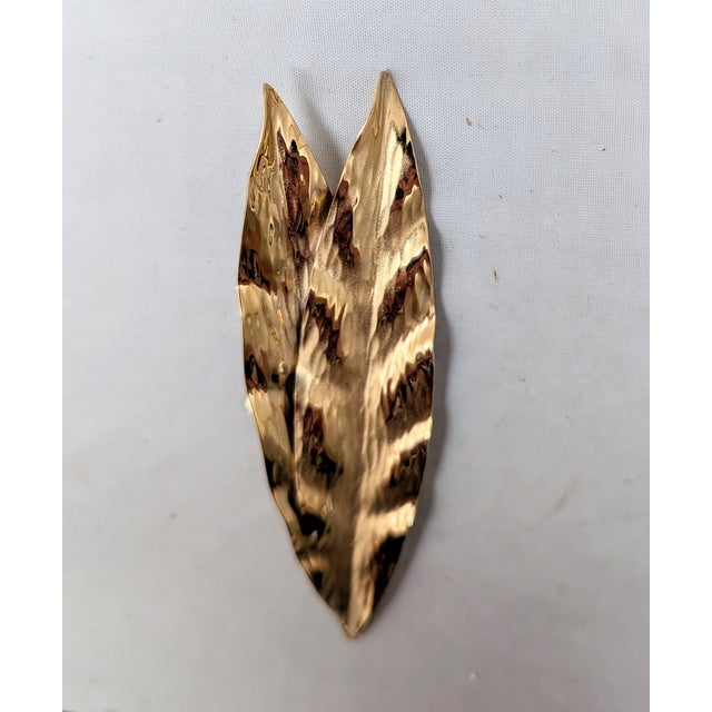 American Vintage 1981 Napier Goldtone Frosted Leaves Brooch For Sale - Image 3 of 7