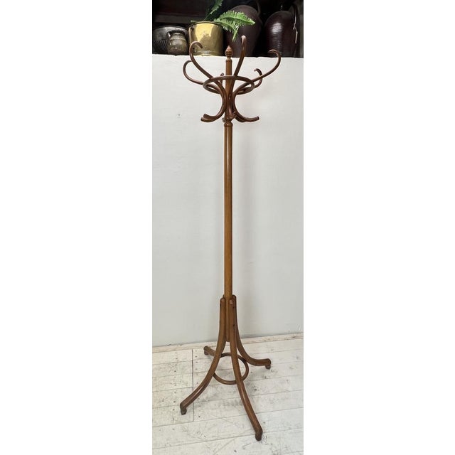 This vintage beech-wood free standing coat rack, made in the style of Thonet, dates from the 1950s. It had 6 very...