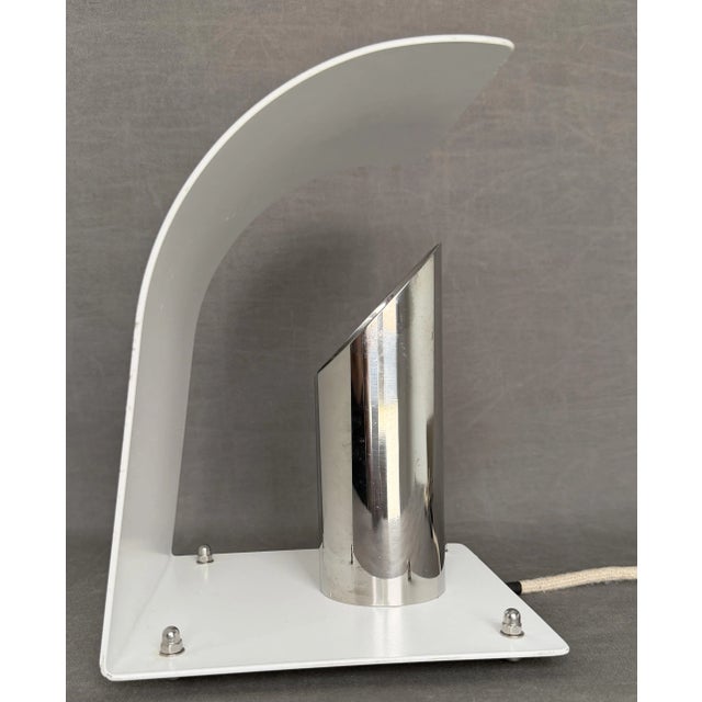 Metal table lamp, approximately 1960, of Italian origin. Measurements: height 24.5 x width 18 x depth 18.5 cm. This piece...